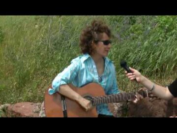 Teresa Doyle performs acoustically for Sea And Be Scene. Stephanie Beaumont sits down in with the singer-songwriter at her PEI retreat Rock Barra.